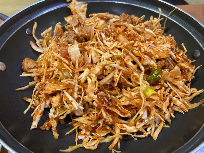 불판 위에서 익어가는 고추불고기