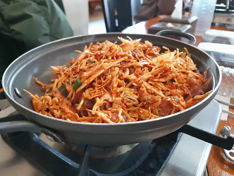 불판 위에 올려진 고추불고기