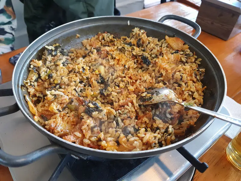 고추불고기를 먹고 난 후 볶음밥을 만드는 모습