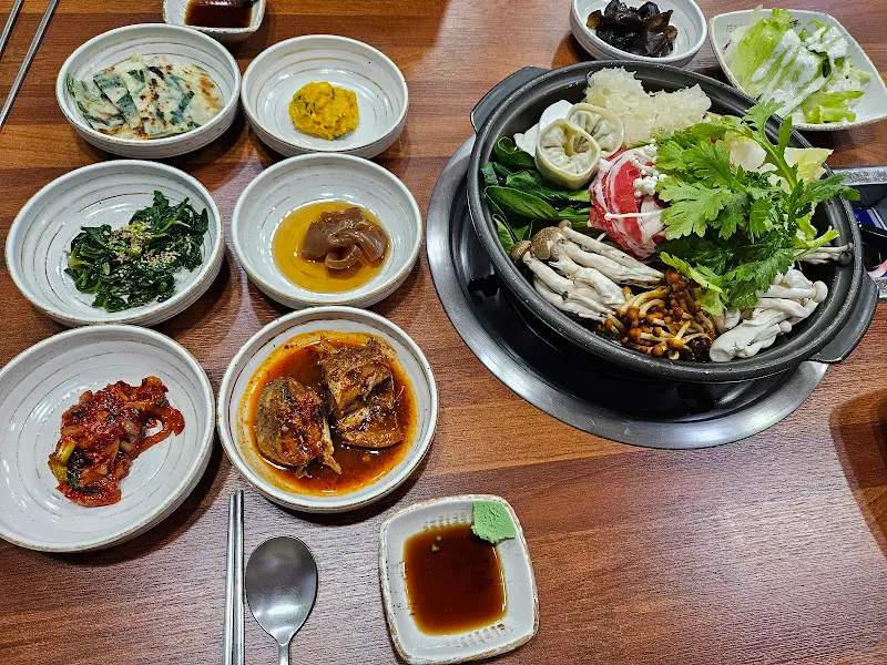 소슬향 버섯전골과 밑반찬