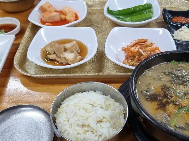 정갈한 밑반찬과 추어탕