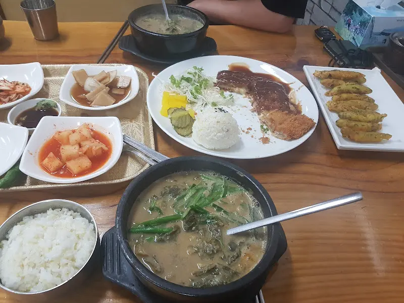 추어탕과 추어튀김, 돈까스가 함께 차려진 푸짐한 한 상