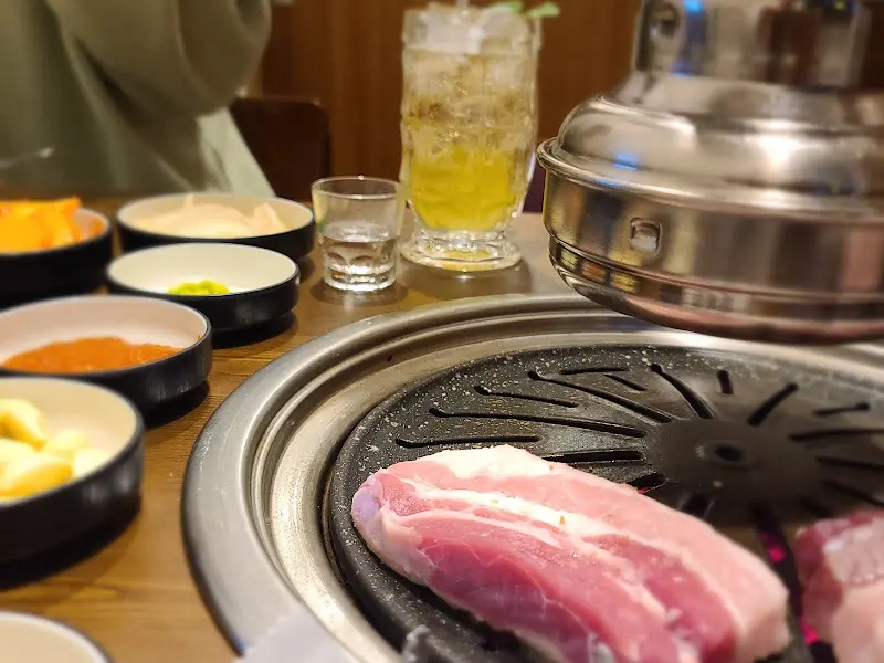 숯불 위에서 익어가는 돼지고기