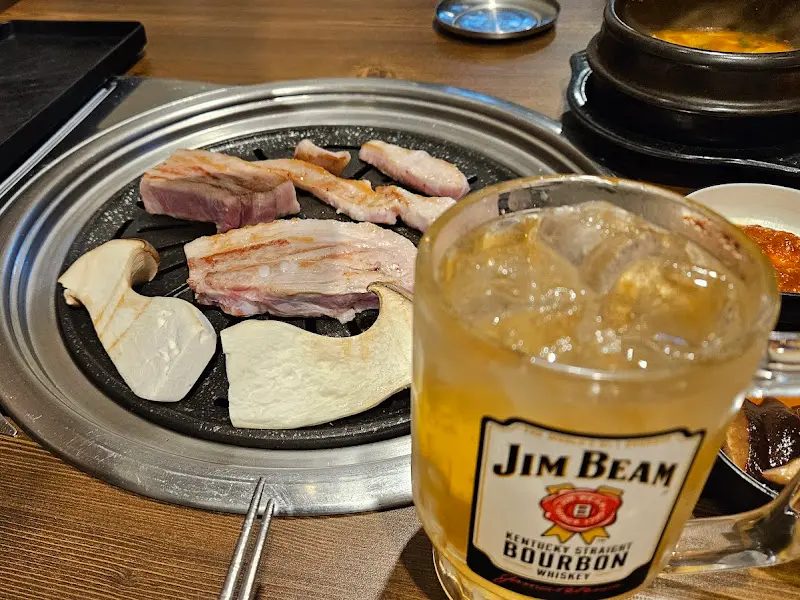 맛있게 구워진 고기와 술 한 잔