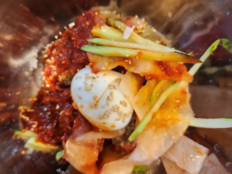 보기만 해도 군침이 도는 비빔냉면