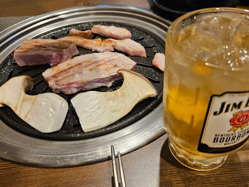 숯불 위에서 익어가는 고기