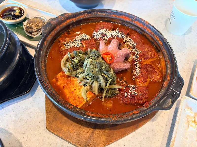 갈치조림에 곁들여진 시원한 무와 시래기