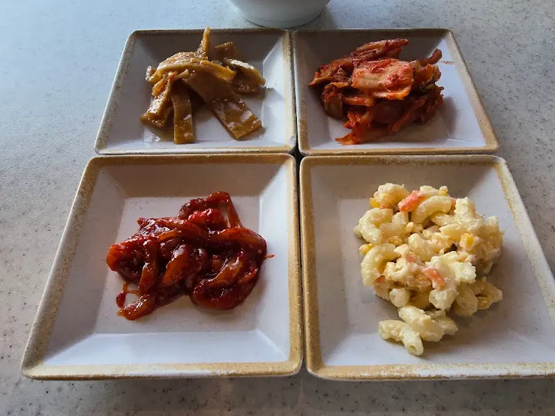 정갈하게 담겨 나온 밑반찬