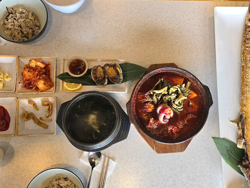 다채로운 메뉴 구성이 돋보이는 한 상 차림