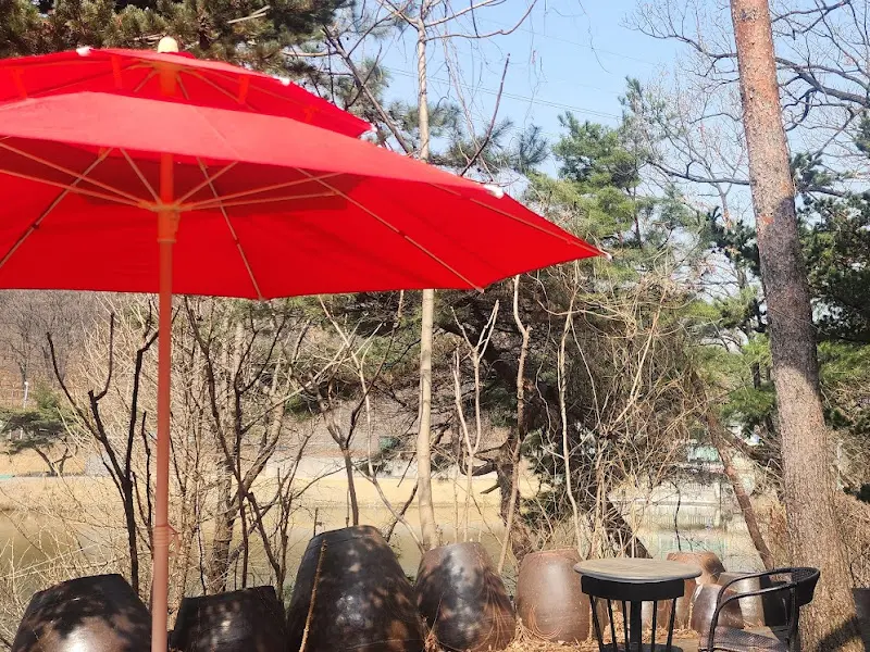 식당 앞 테이블에서 바라본 춘궁저수지 뷰