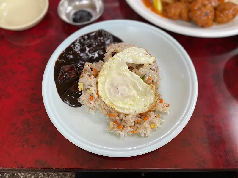 볶음밥과 짜장 소스