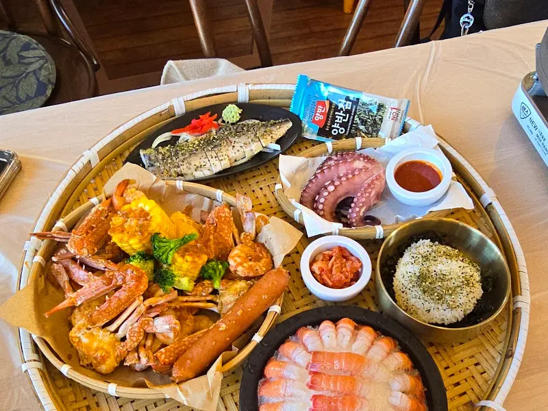 다채로운 해산물 요리 한 상 차림