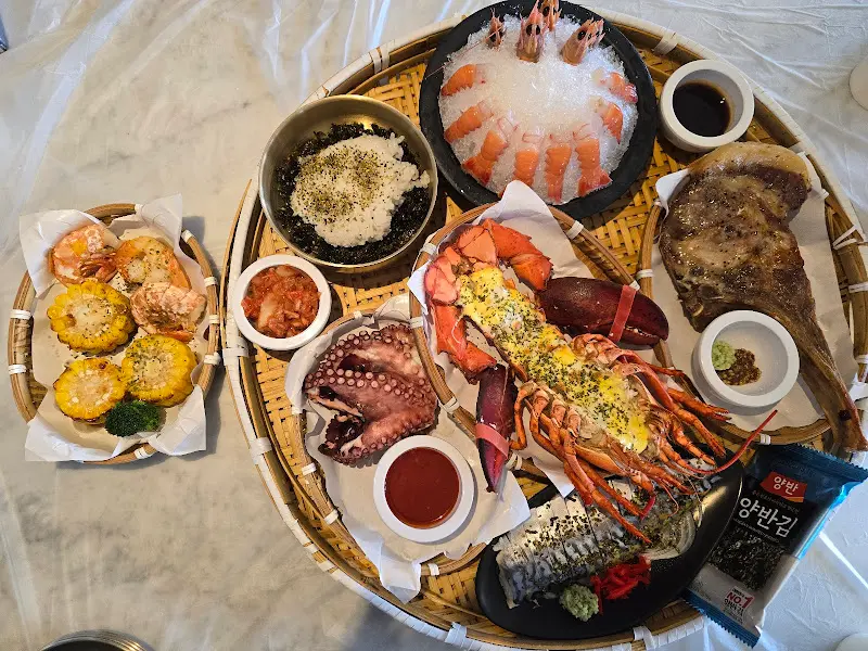 한상 가득 차려진 해산물 요리