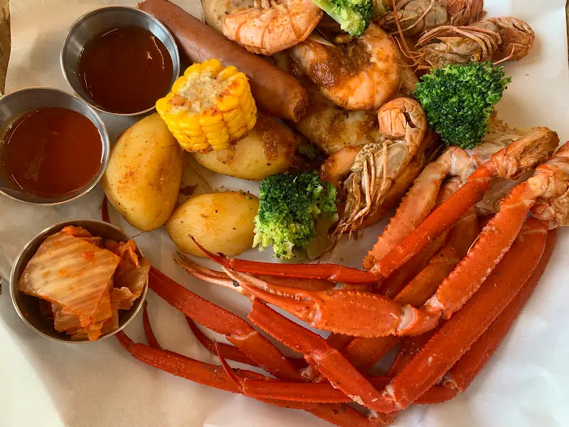 다양한 해산물과 스테이크의 조화