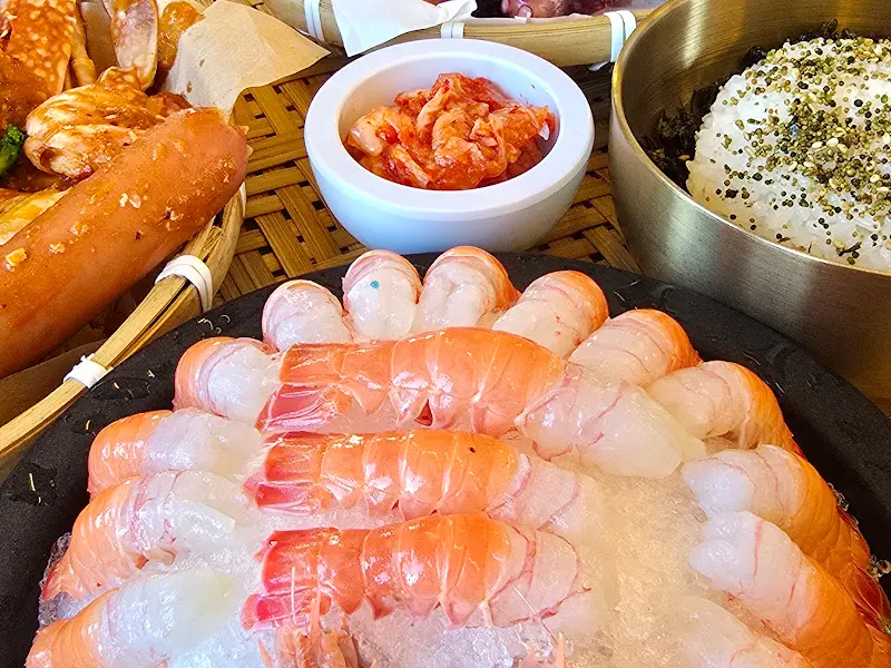 해산물과 함께 제공되는 곁들임 음식들