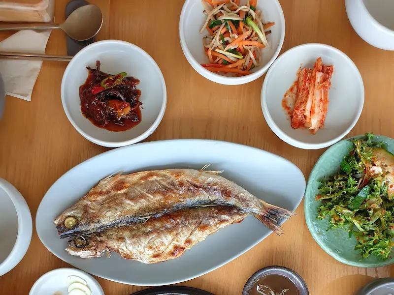 정갈하게 차려진 밑반찬과 옥돔구이