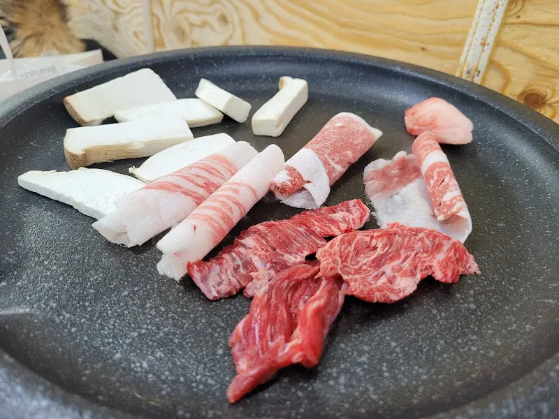 불판 위에 올려진 고기