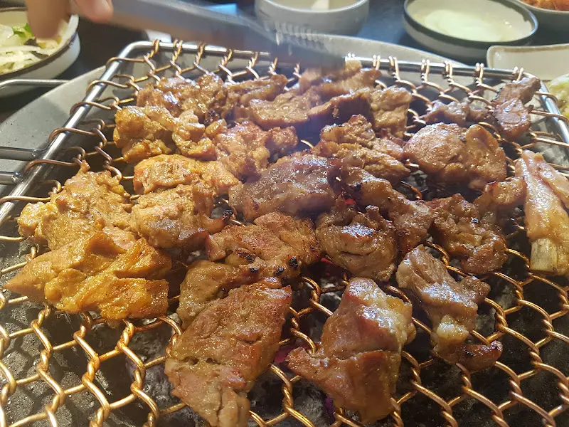 돼지갈비가 구워지는 모습