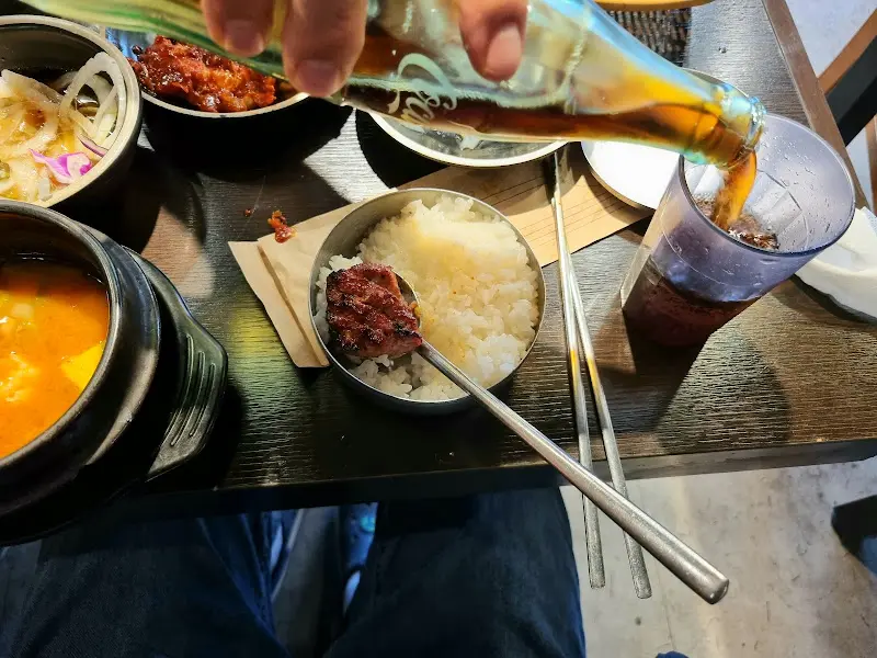 밥 위에 올려진 돼지갈비