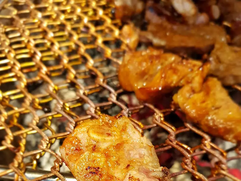 숯불 위에 구워진 돼지갈비