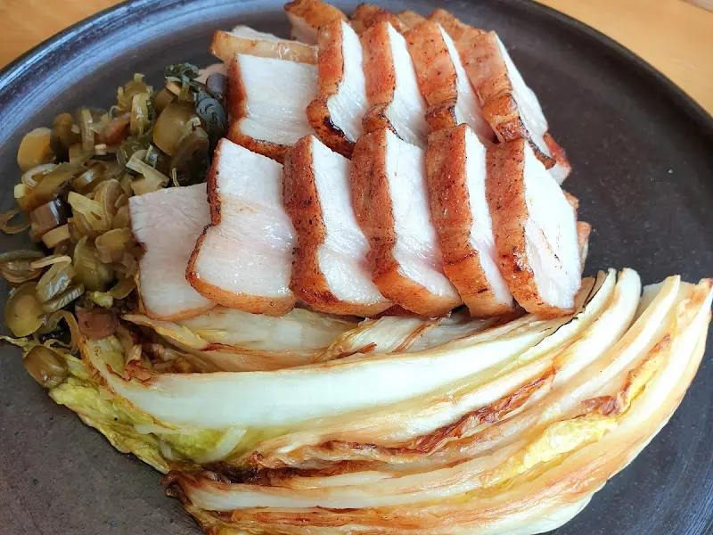 윤기가 자르르 흐르는 수육