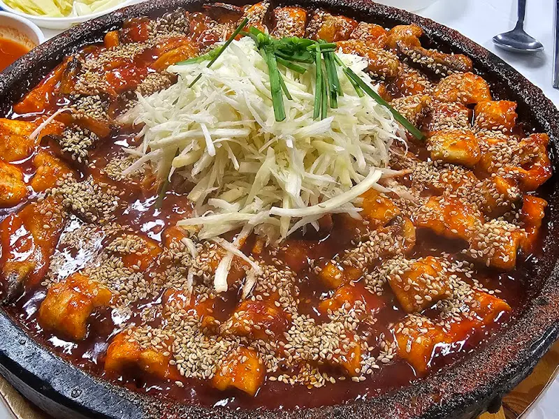 돌판 위에 놓인 더덕장어구이