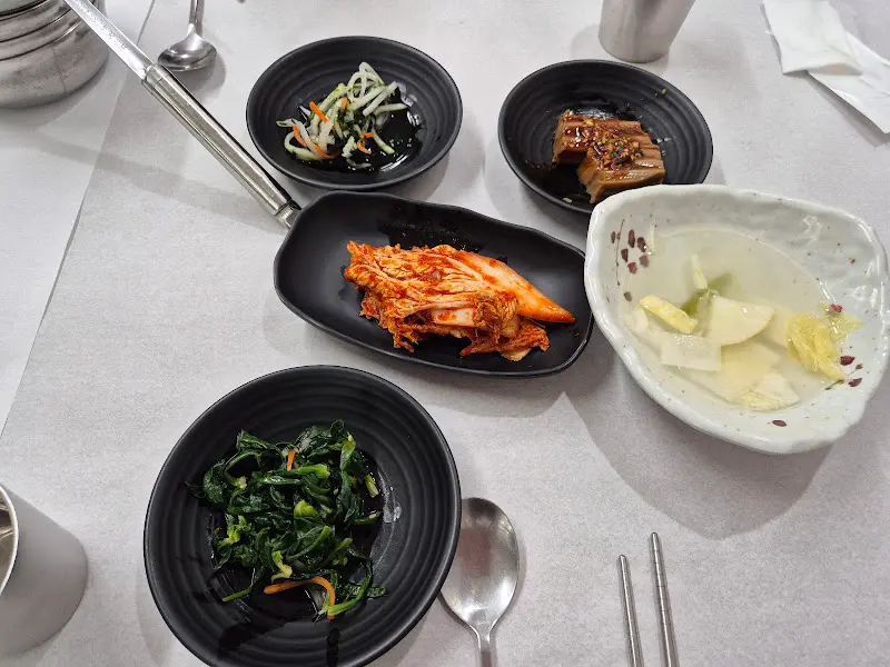 정갈하게 담긴 밑반찬들