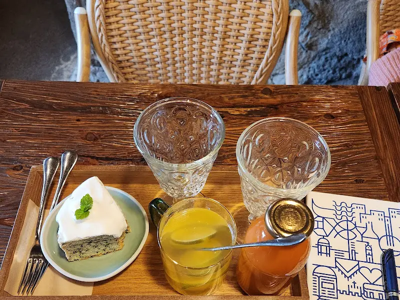 카페 '당근과 깻잎'의 시그니처 메뉴, 당근주스와 당근 컵케이크