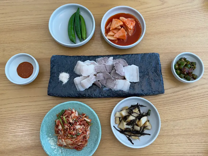 수육과 곁들여 먹는 반찬들