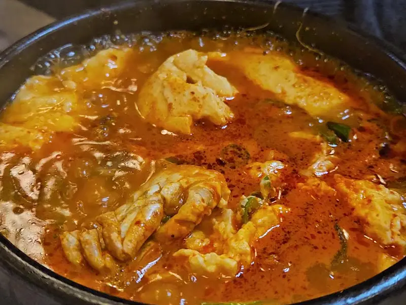 매콤한 국물이 매력적인 순두부 찌개