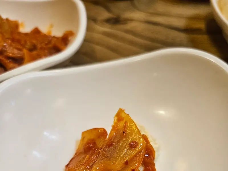 정갈하게 담겨 나온 맛깔스러운 반찬들