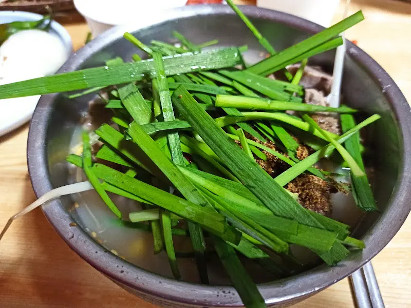 국밥에 듬뿍 올려진 부추