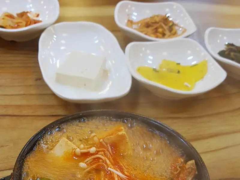 손두부 정식에 함께 나오는 푸짐한 반찬