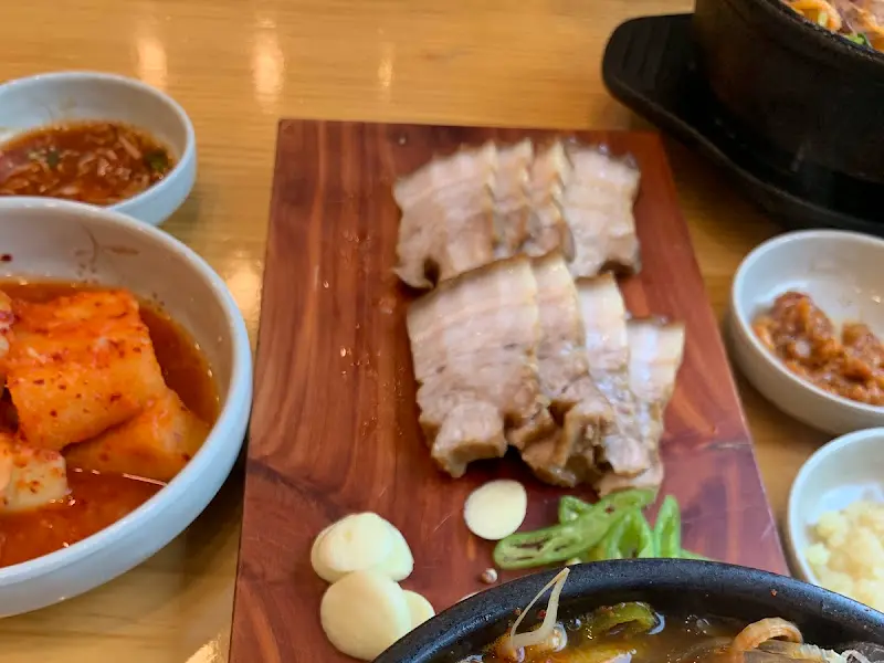 윤기 좔좔 흐르는 돔베고기