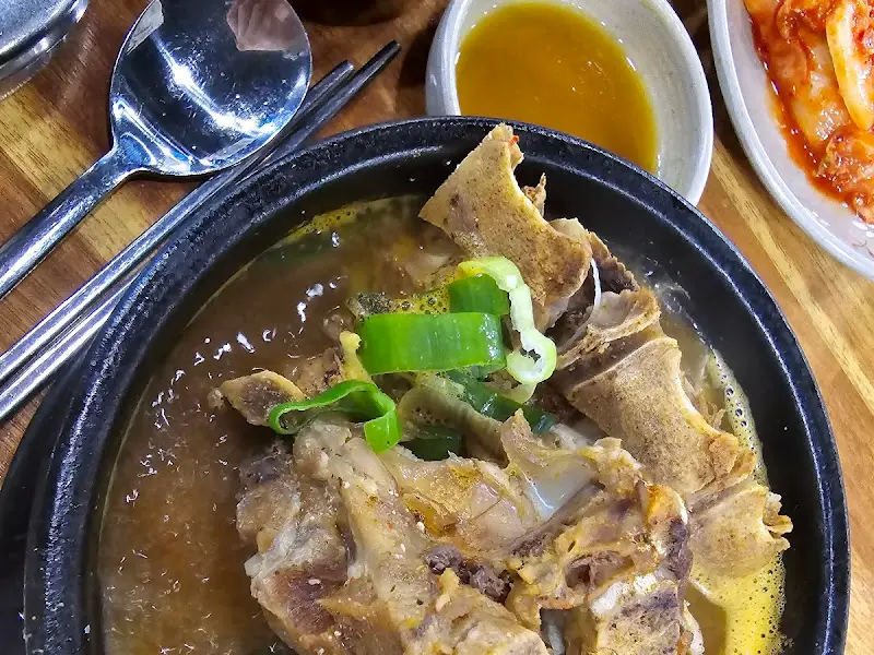 뼈해장국과 와사비 간장 소스