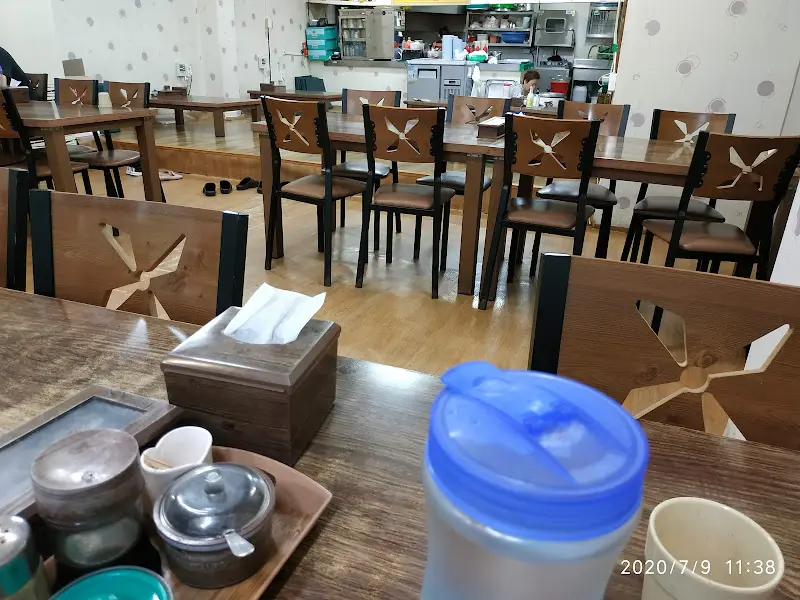 넓고 깨끗한 식당 내부