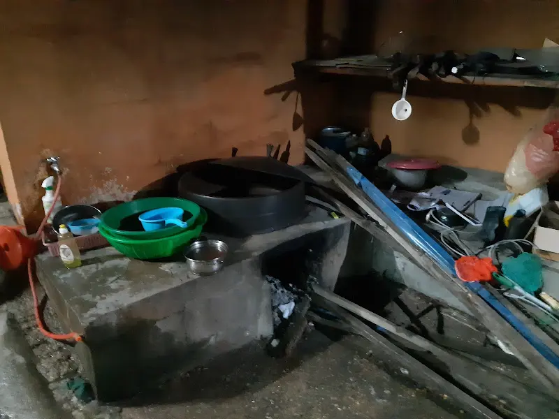 전통적인 방식으로 청국장을 만드는 듯한 풍경