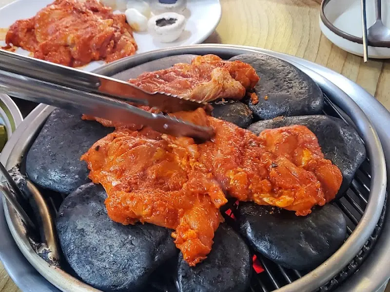 조약돌 위에서 익어가는 양념 닭갈비