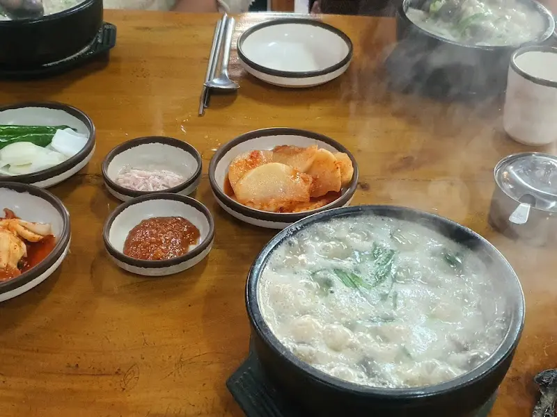 다양한 반찬들과 국밥 한 상 차림