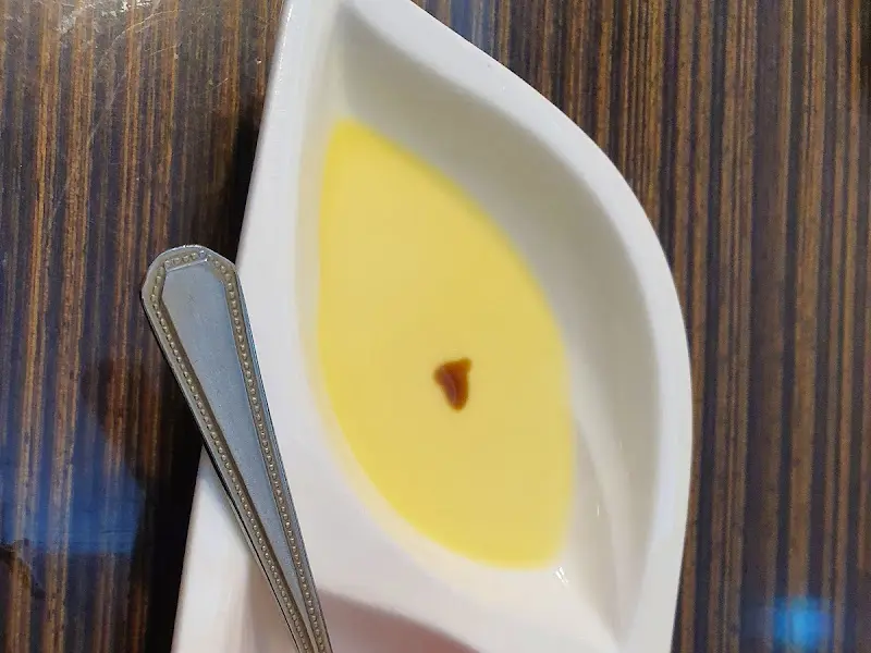 테이블 위에 놓인 소스