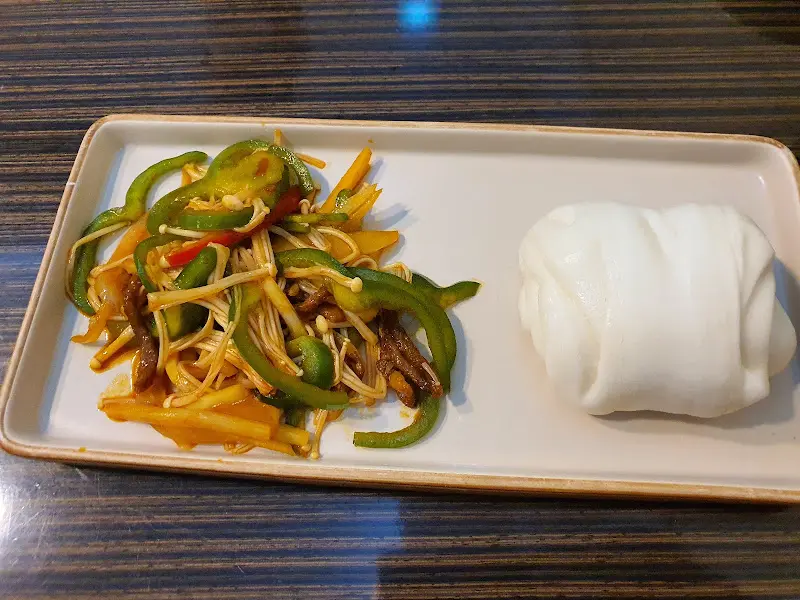 채소와 함께 제공되는 얇은 피