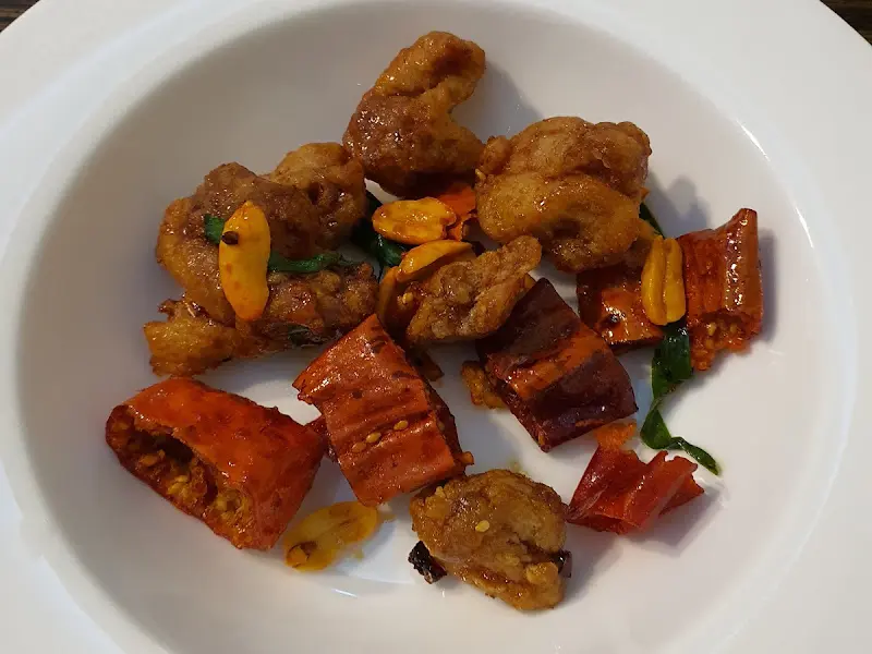 고추와 함께 볶아진 닭고기 요리