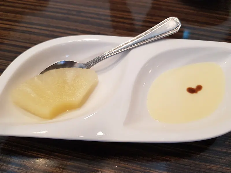 푸딩과 과일이 담긴 디저트 접시