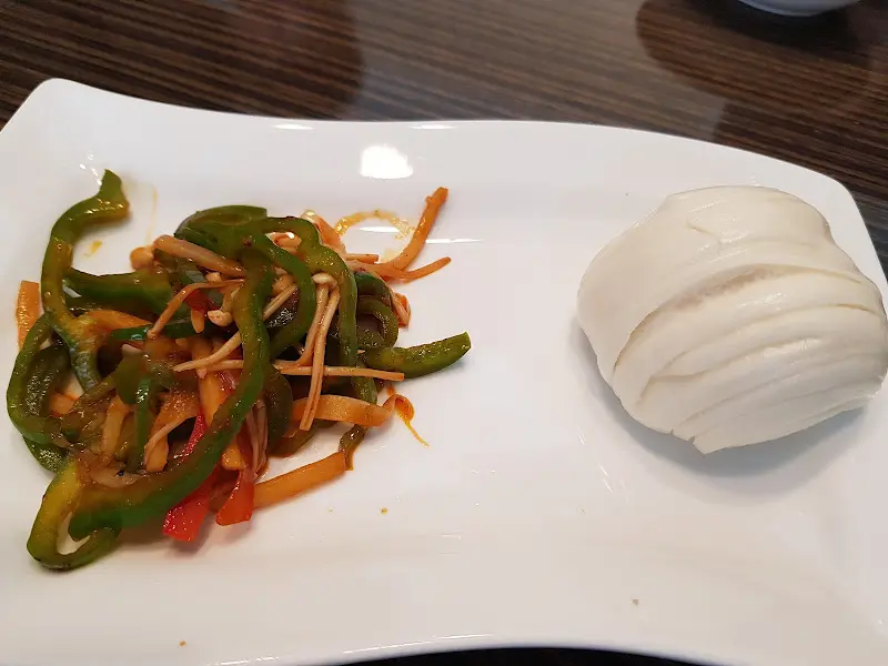 채소와 함께 제공되는 얇은 피