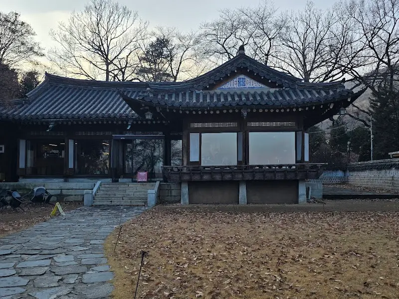 카페 외부 전경