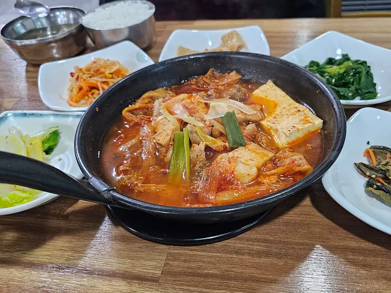 푸짐한 김치찌개 백반 한 상 차림
