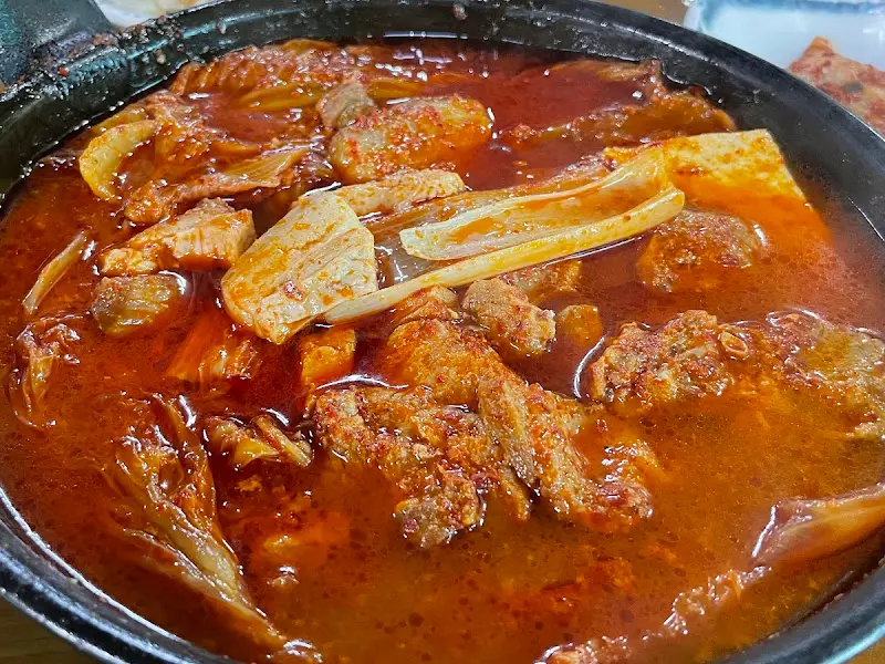 묵은지와 돼지고기가 듬뿍 들어간 김치찌개