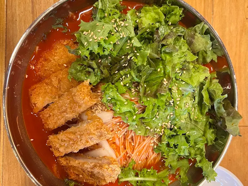 돈까스잔치 숯불비빔국수