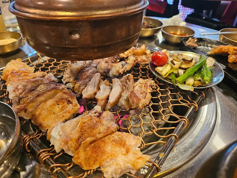 숯불 위에서 익어가는 닭갈비