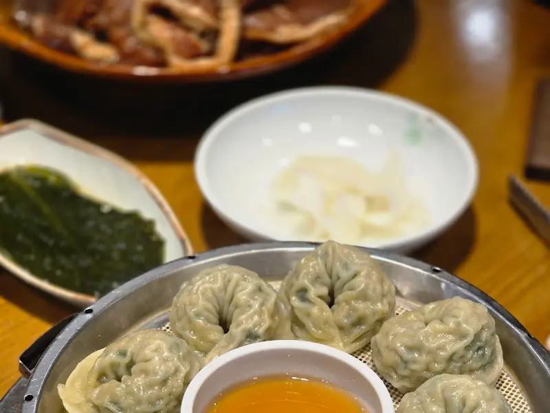 만두와 불고기가 담긴 접시